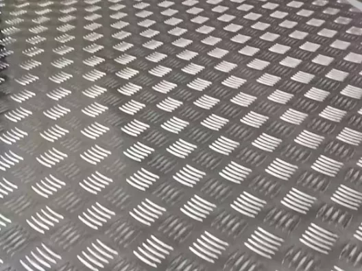 Hoe verbetert de aluminium geruite plaat de veiligheid en prestaties in industriële toepassingen?